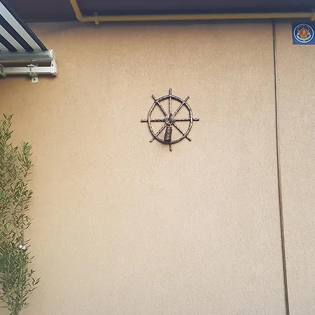 בית הארחה Marina House קונסטנצה